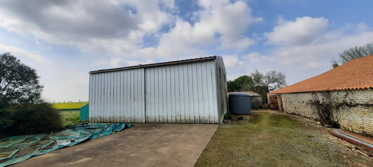 Propriété idéale chevaux- 2,2 ha – 10 mn FONTENAY LE C.