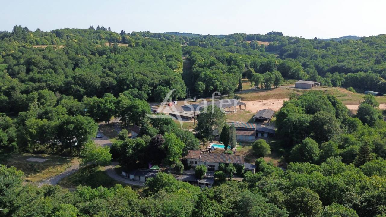Au nord de Limoges, structure équestre avec gîtes de groupes