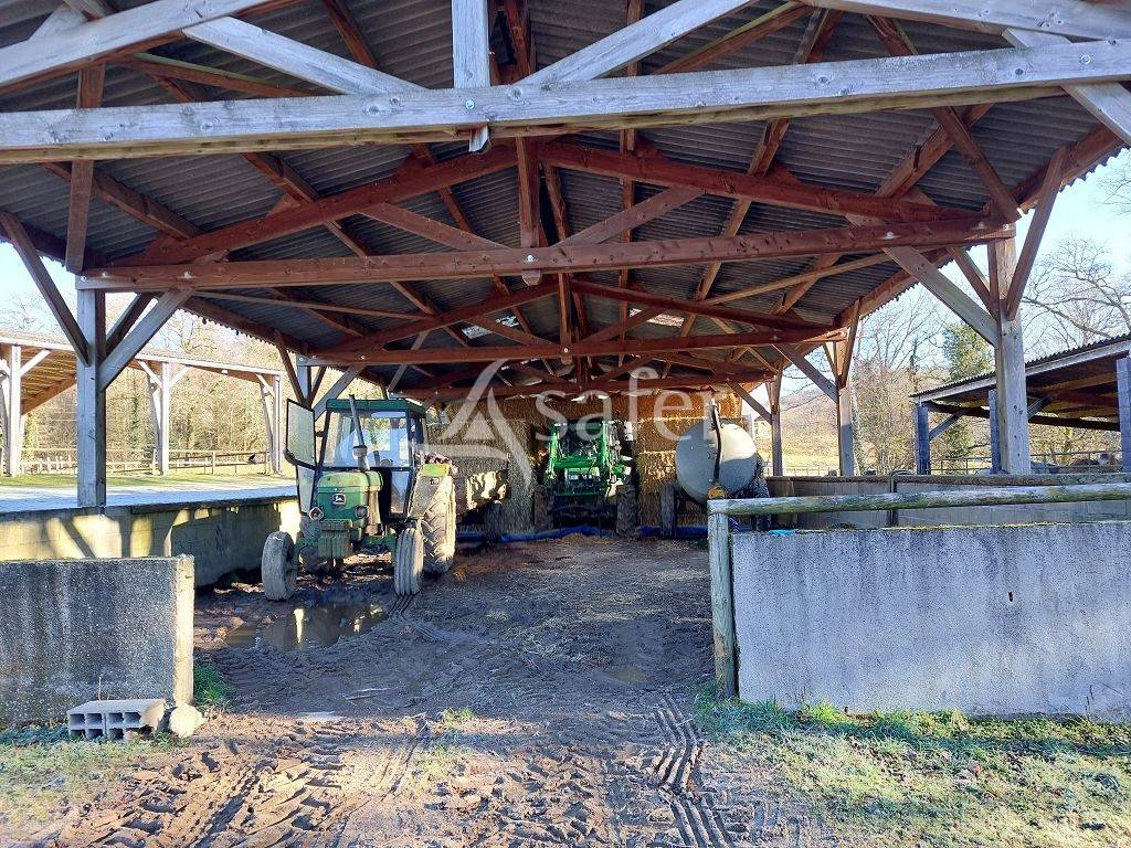 Au nord de Limoges, structure équestre avec gîtes de groupes