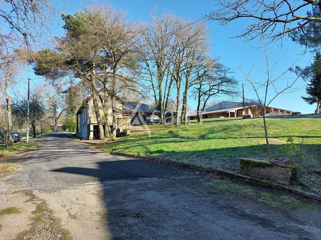 Au nord de Limoges, structure équestre avec gîtes de groupes