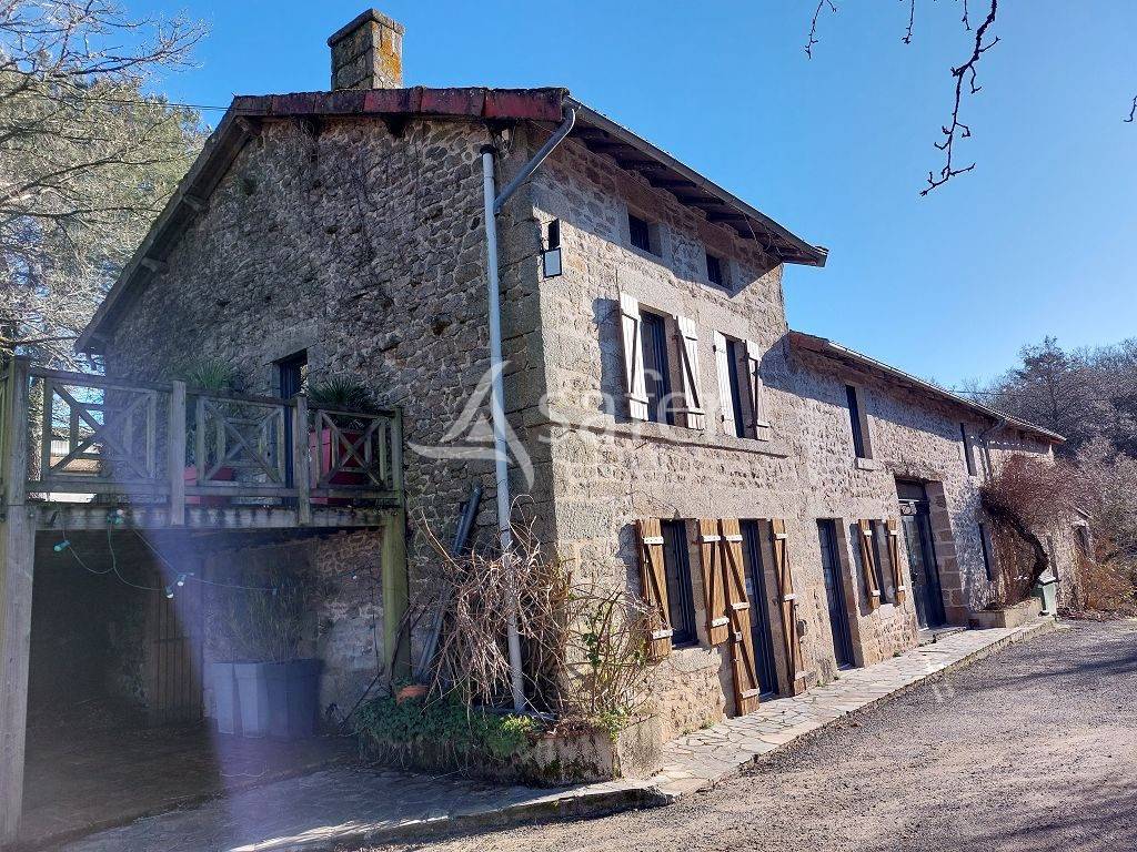 Au nord de Limoges, structure équestre avec gîtes de groupes