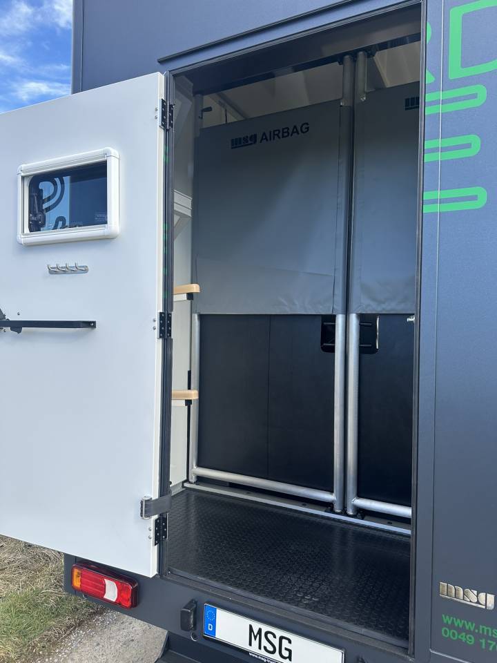 IVECO DAILY 35-210 HI-MATIC MSG STALLION LIGHT