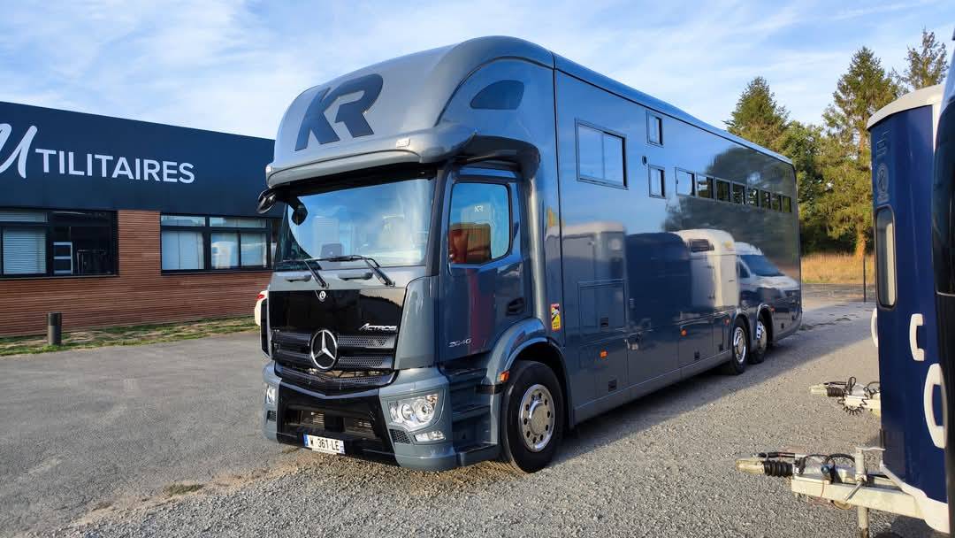 Camion poids lourd 9 chevaux Krismar avec appartement 