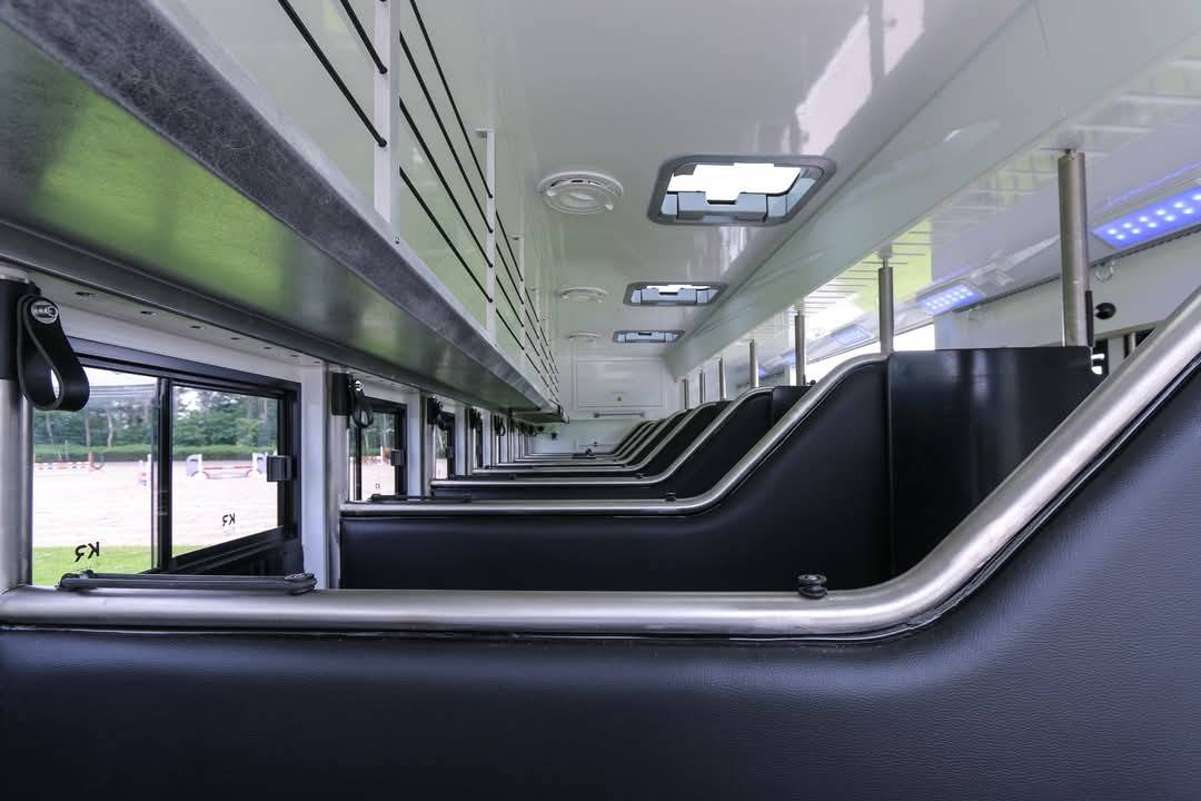 Camion poids lourd 9 chevaux Krismar avec appartement 