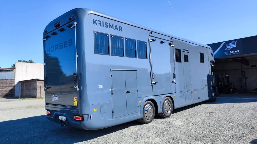 Camion poids lourd 9 chevaux Krismar avec appartement 