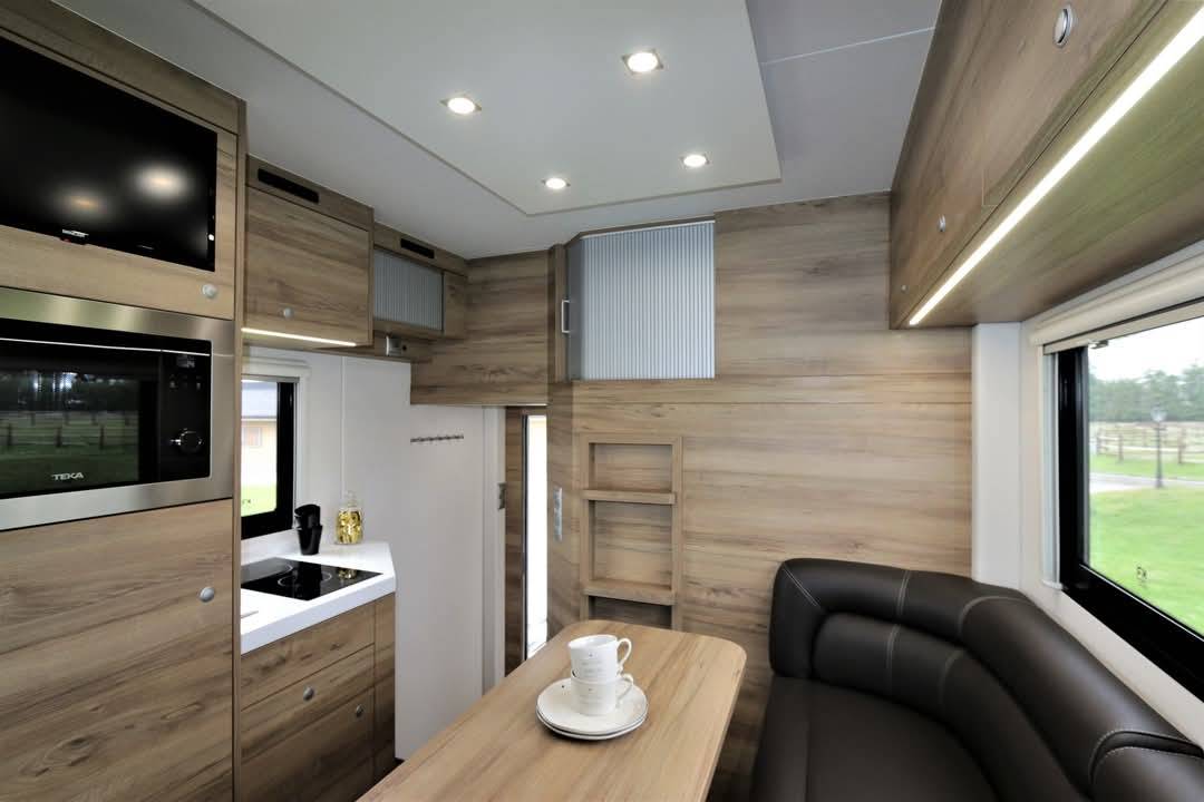 Camion poids lourd 9 chevaux Krismar avec appartement 