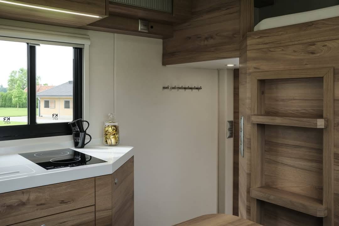 Camion poids lourd 9 chevaux Krismar avec appartement 