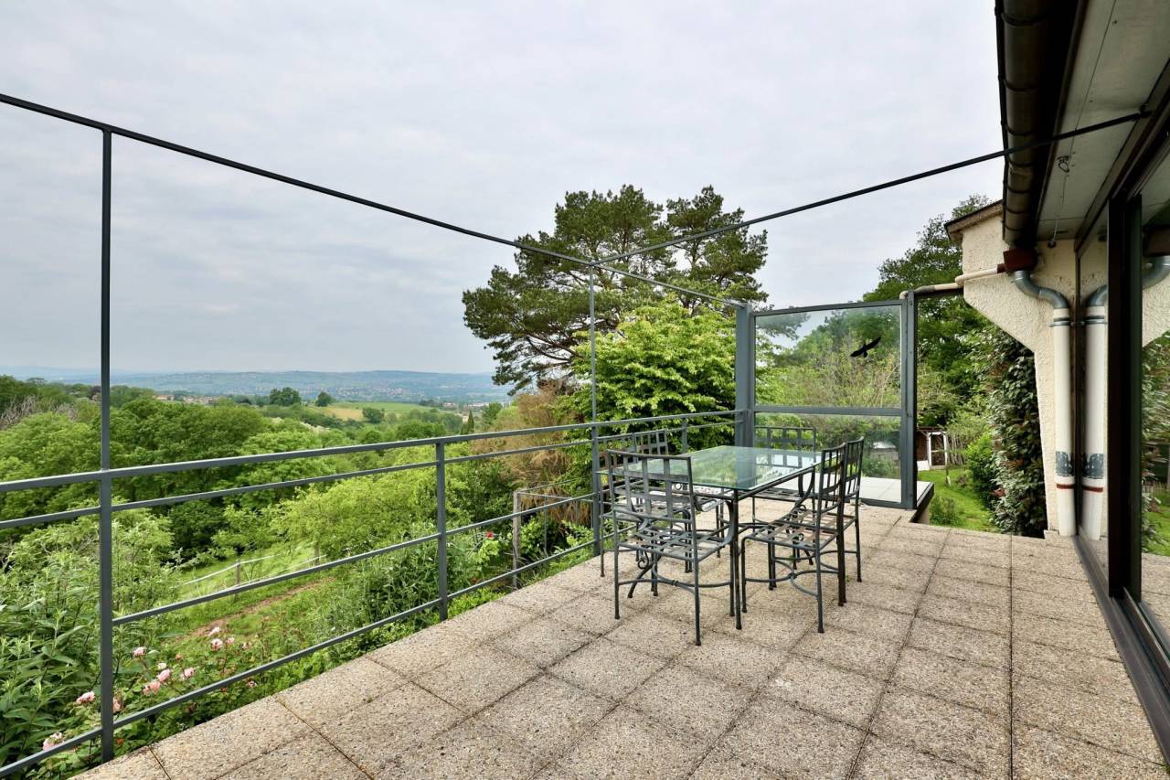 Propriété équestre vue sur les Monts du Lyonnais (69)