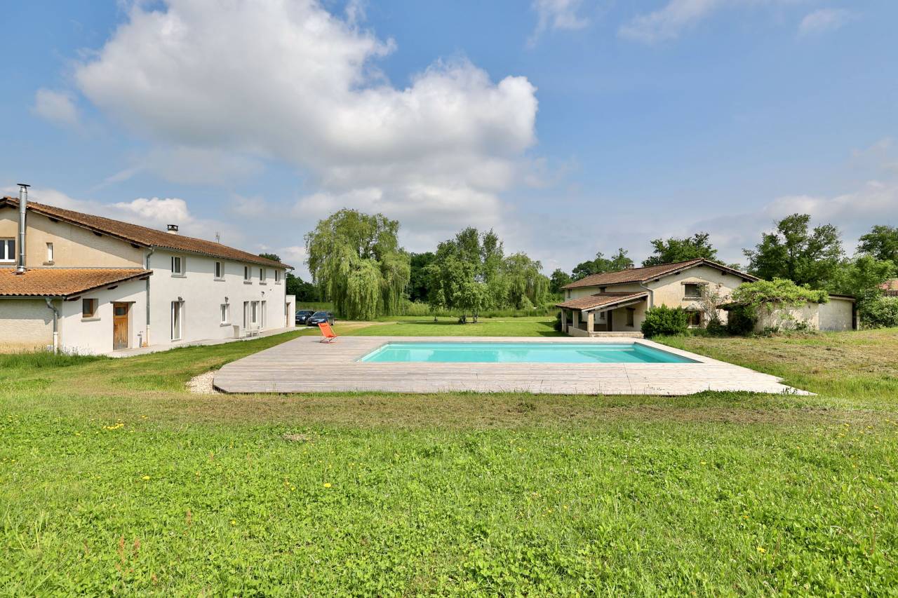 Domaine niché dans un écrin de verdure de 21ha (01)