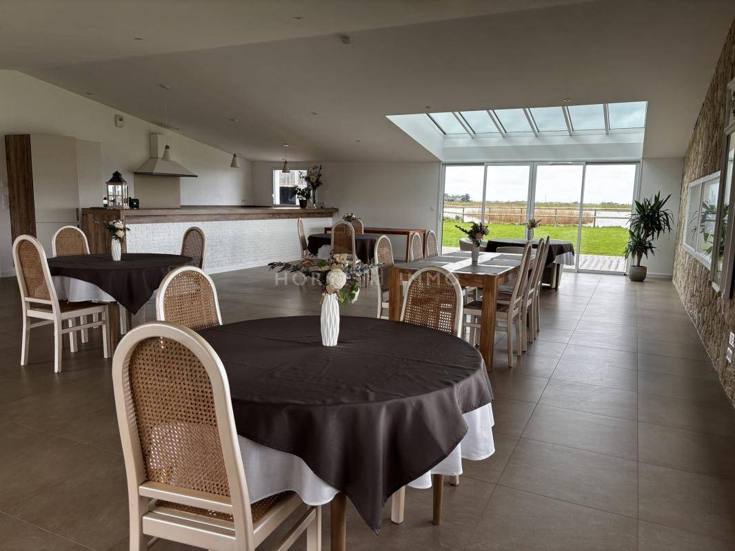 Domaine &Eacute;questre avec G&icirc;tes et Salle de R&eacute;ception - &Agrave; Deux