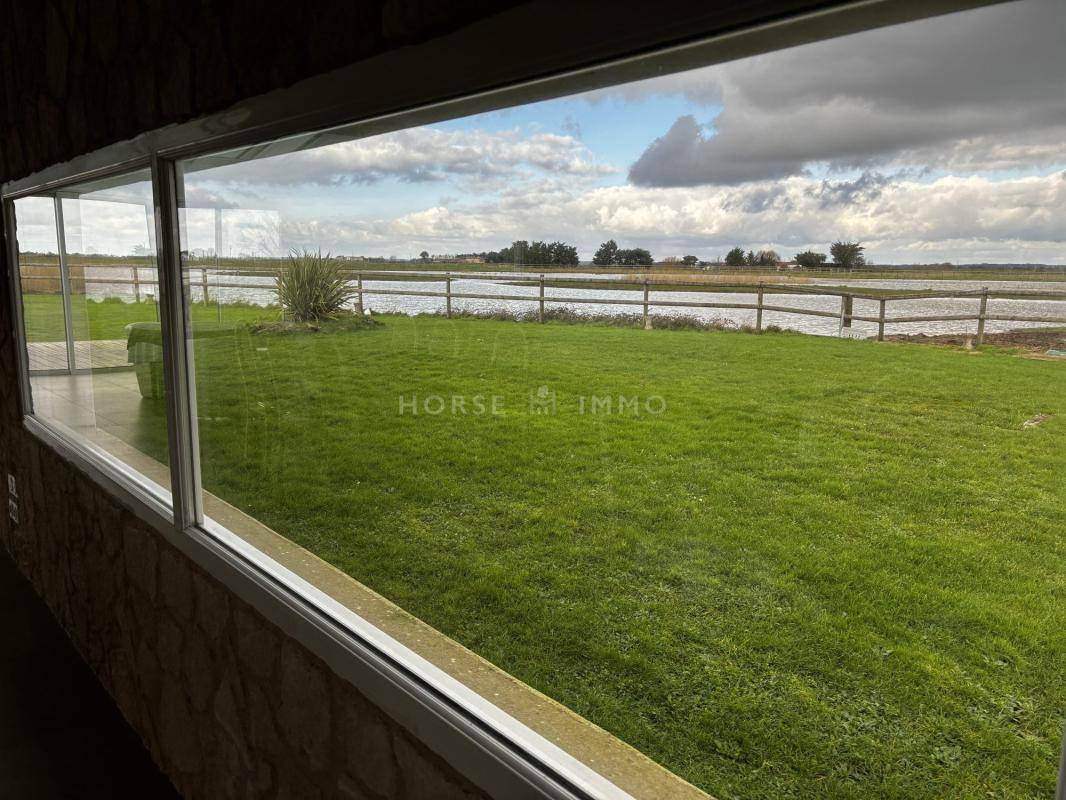 Domaine &Eacute;questre avec G&icirc;tes et Salle de R&eacute;ception - &Agrave; Deux