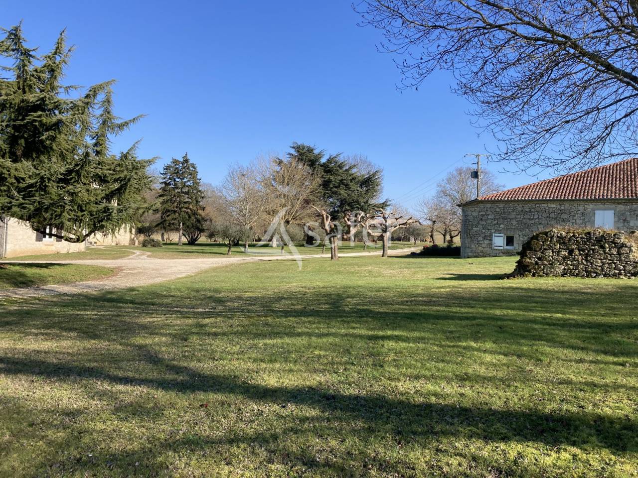 Très jolie propriété en pierre touristique et agricole