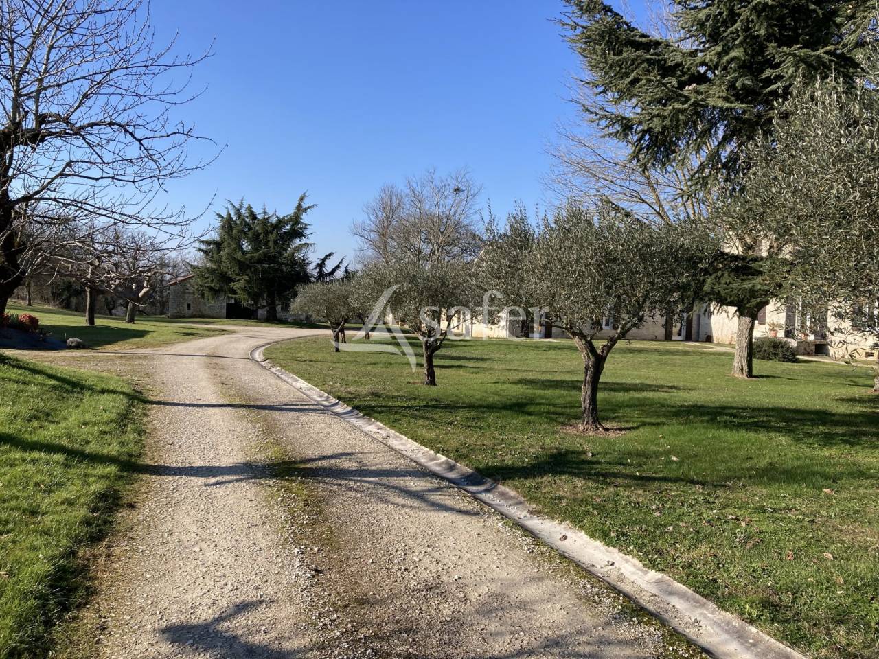 Très jolie propriété en pierre touristique et agricole