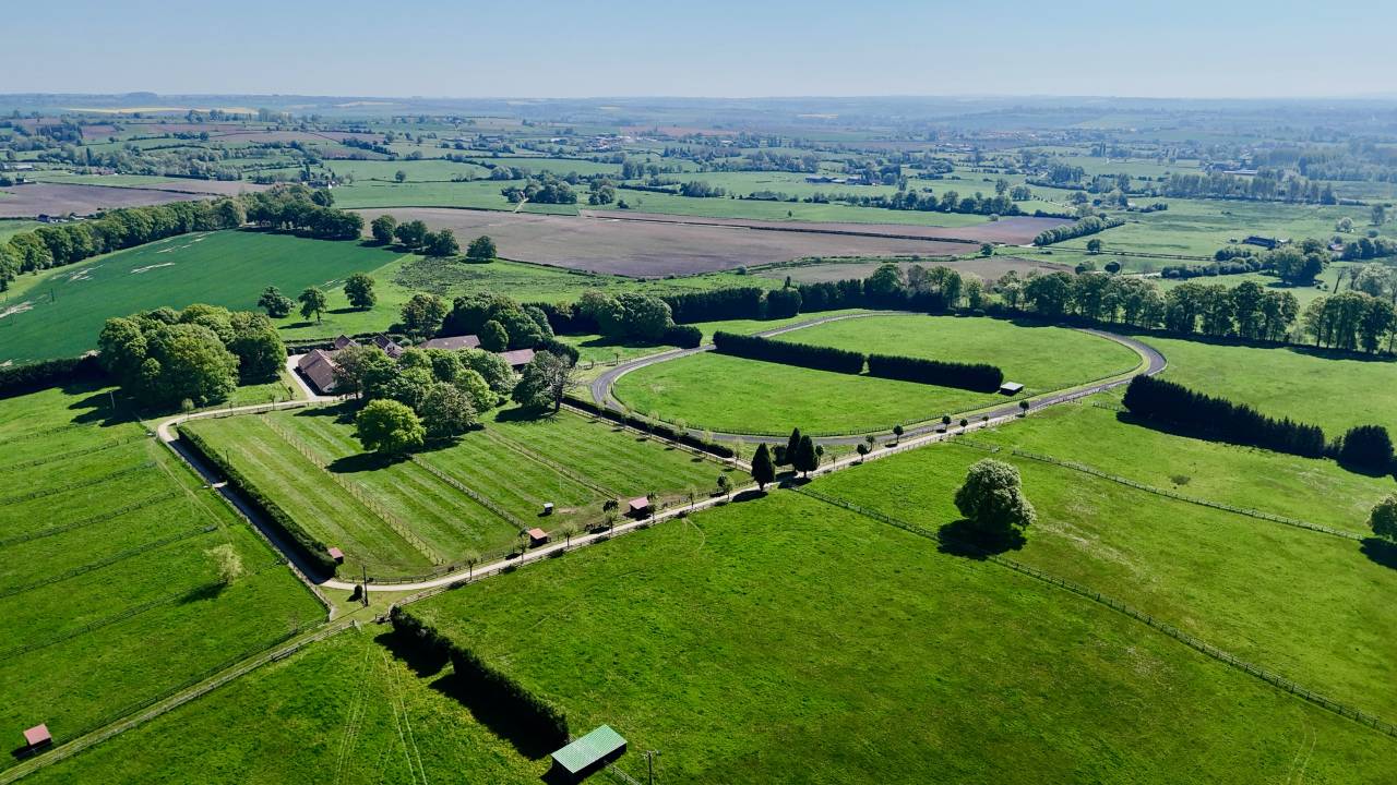 FORGES-LES-EAUX - RAVISSANTE PROPRIETE EQUESTRE