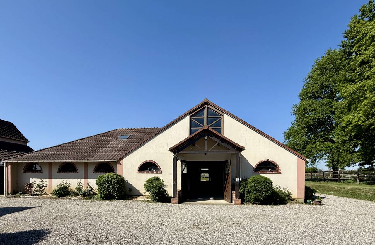 FORGES-LES-EAUX - RAVISSANTE PROPRIETE EQUESTRE