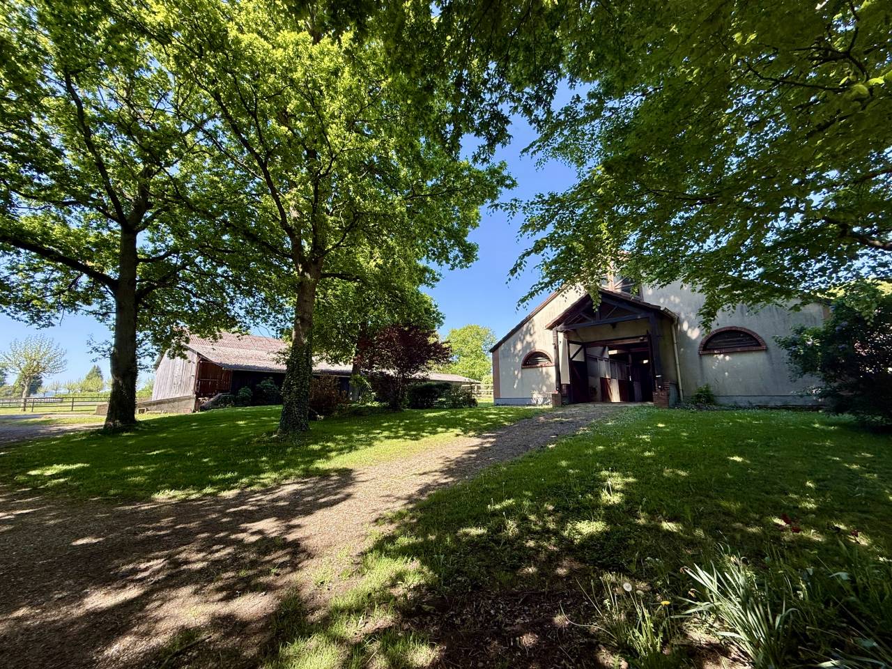 FORGES-LES-EAUX - RAVISSANTE PROPRIETE EQUESTRE