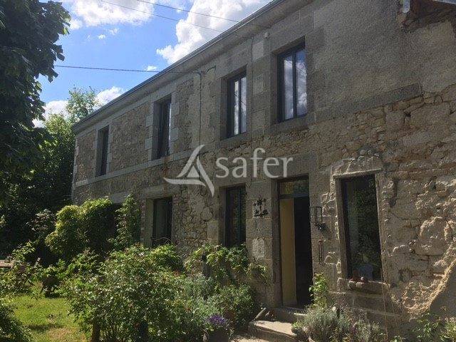 A dix minutes de Guéret, propriété bâtie avec environ 5 hect