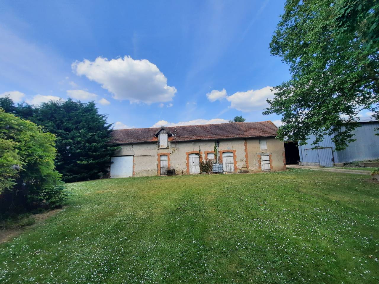 Propriété équestre sur 6,3 ha à 15 mn de Vierzon (18)