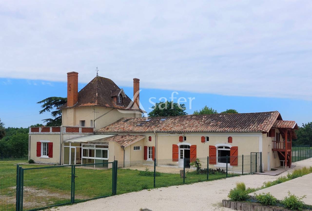 Enclos de chasse avec gîtes et salle de réception sur 100ha