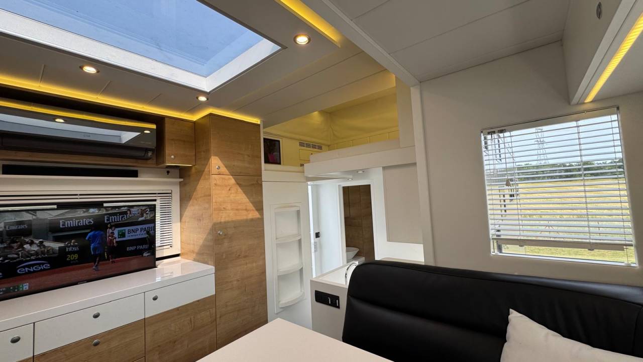 STX 6 CHEVAUX AVEC POP OUT, PUSH UP - VENDU