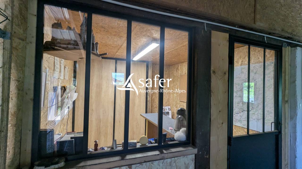 Centre &eacute;questre converti en &eacute;levage canin