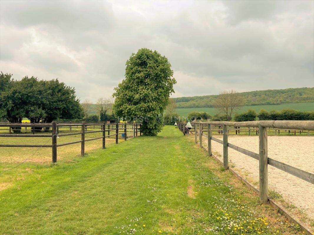 Très Belle Ecurie de Commerce à 10 kms de SENS