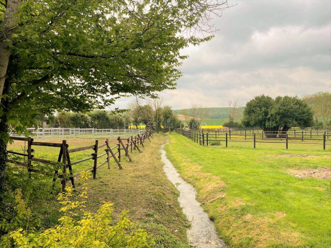 Très Belle Ecurie de Commerce à 10 kms de SENS