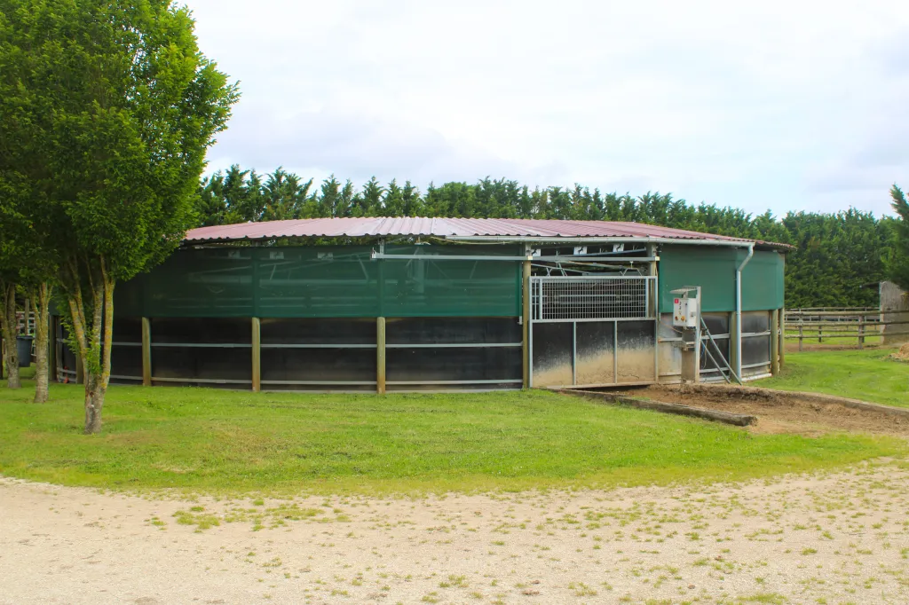 Ecurie situ&eacute;e &agrave; 10 mn de SAINT JEAN D'ANGELY (17)