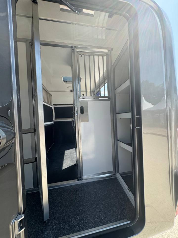 MAN 165CV &ndash; BOITE AUTO &ndash; 5 PLACES &ndash; KRISMAR STALLE &ndash; NEUF