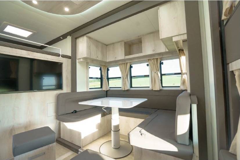 MAN TGM 18.320 HTI POP OUT 6 HORSES