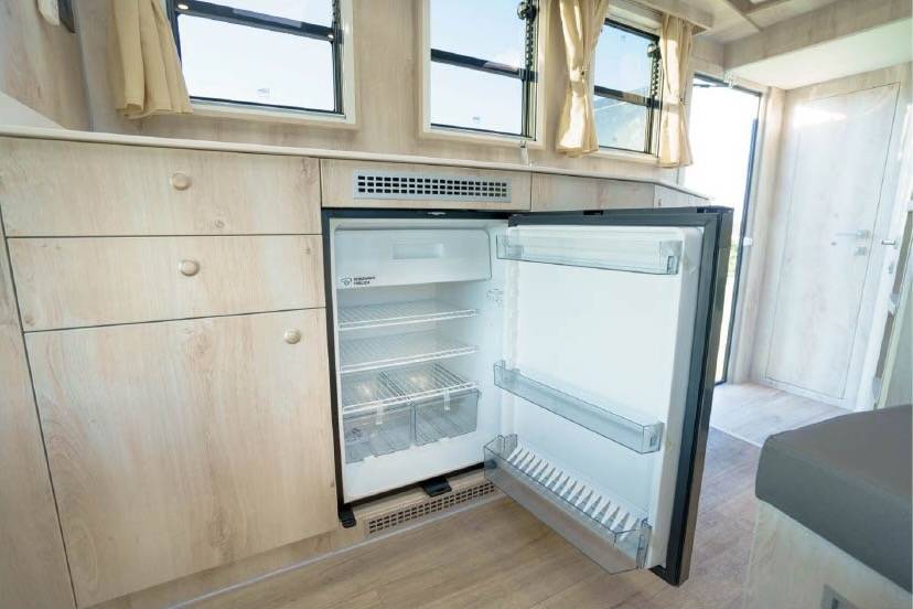 MAN TGM 18.320 HTI POP OUT 6 HORSES