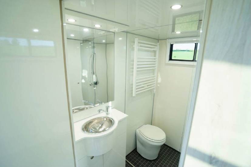 MAN TGM 18.320 HTI POP OUT 6 HORSES