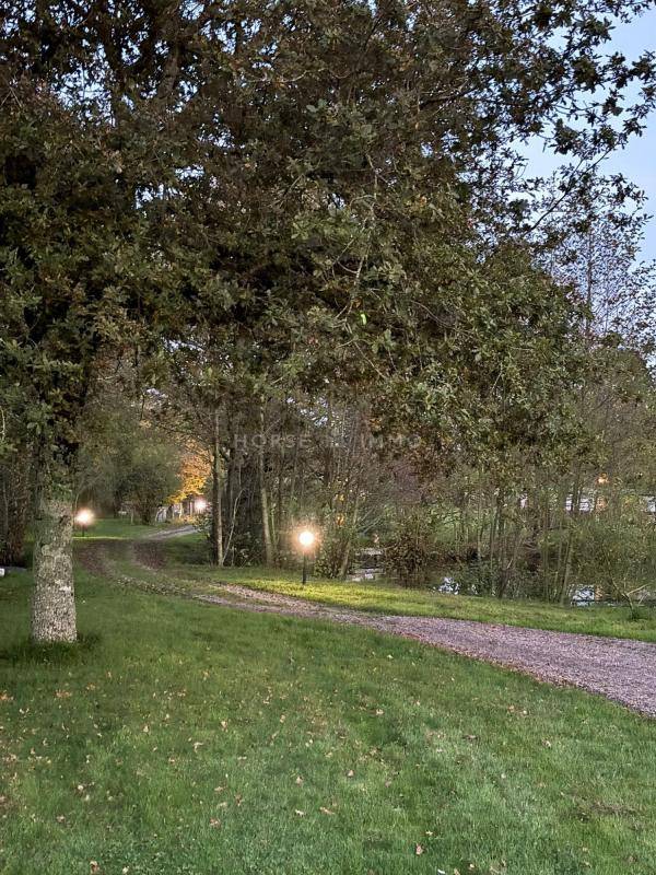 Domaine de caractère, avec gîtes, étang & installations éque