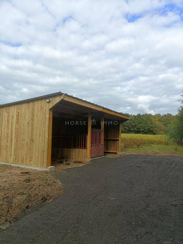 Domaine de caractère, avec gîtes, étang & installations éque