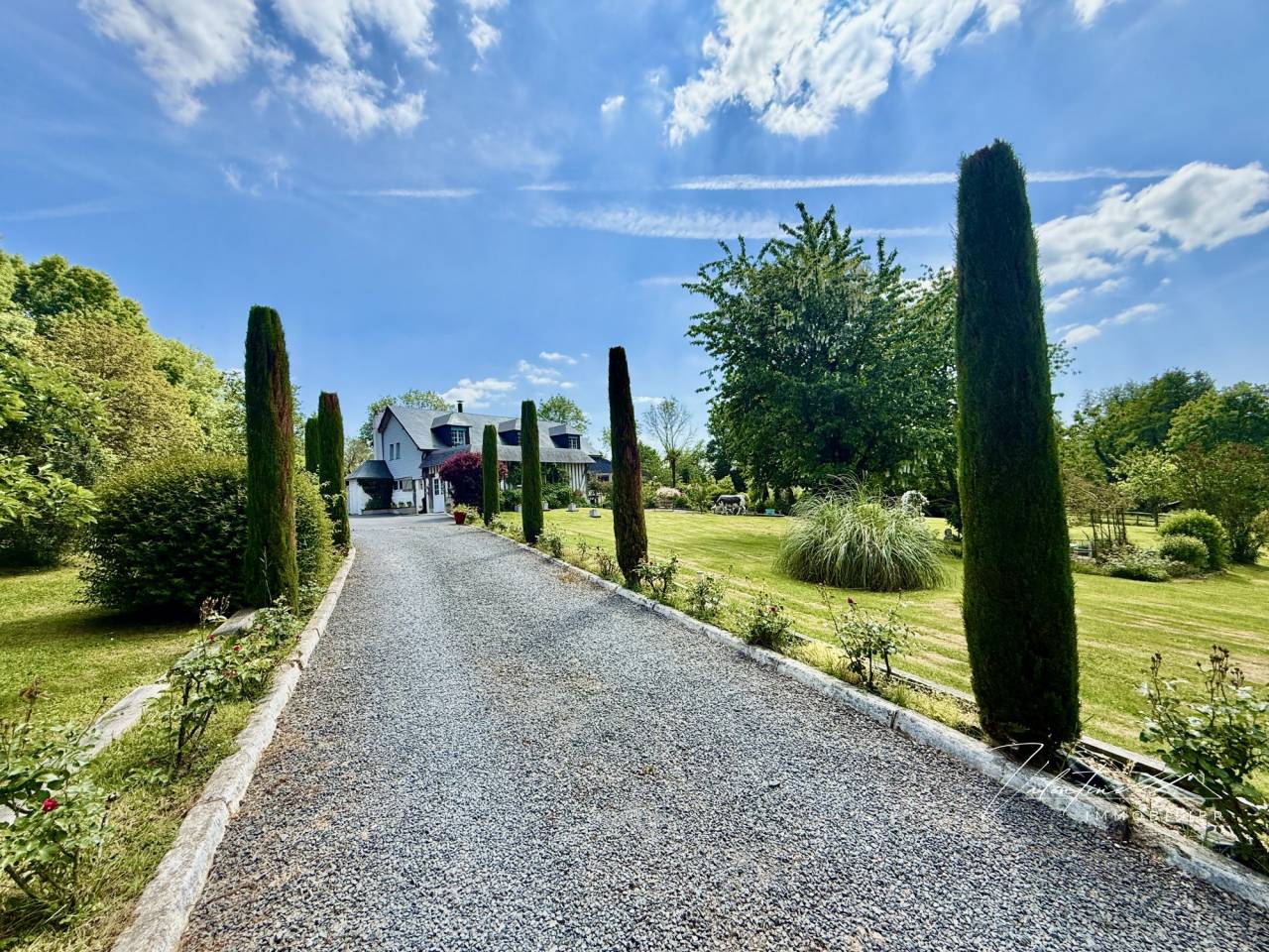 PROPRIÉTÉ COMPRENANT DEUX MAISONS SUR DEUX HECTARES