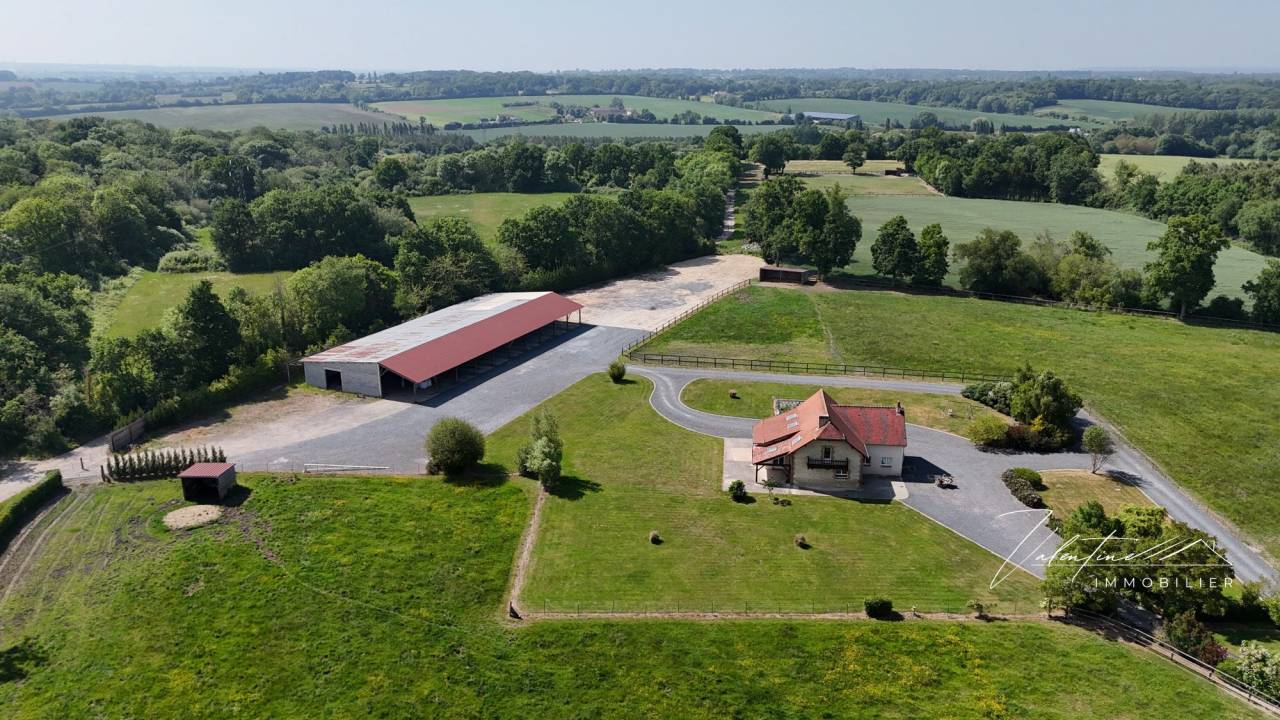MÉZIDON VALLÉE D'AUGE - HARAS DE 10 HA EN PARFAIT ÉTAT