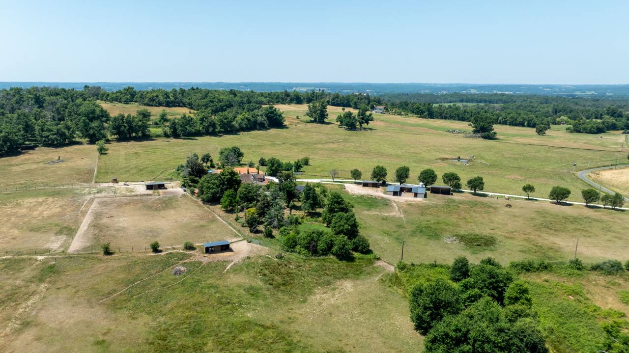 A la Roche Chalais, sur 11 hect, propriété équestre