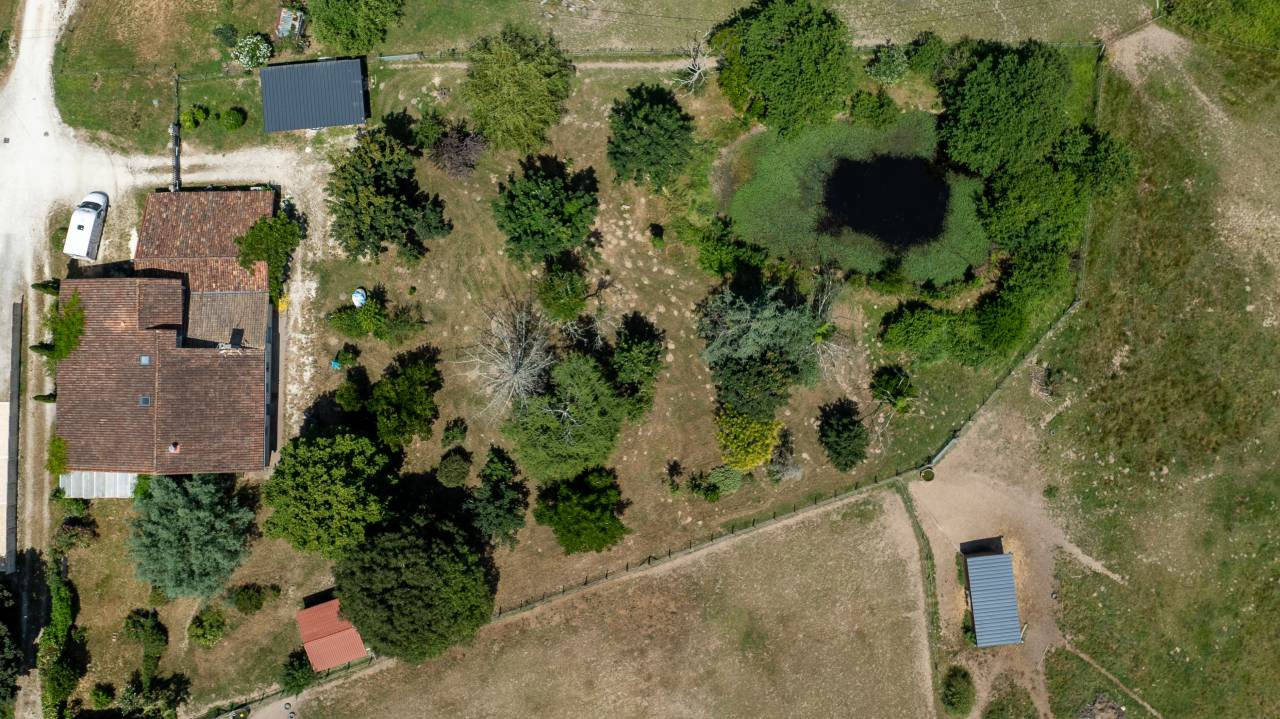 A la Roche Chalais, sur 11 hect, propriété équestre