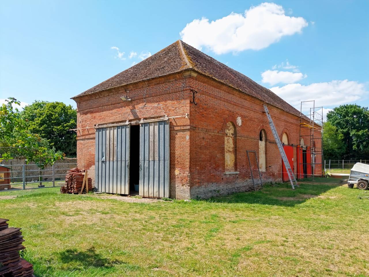 PETITE FERME CLOSE sur 1.5ha avec installations