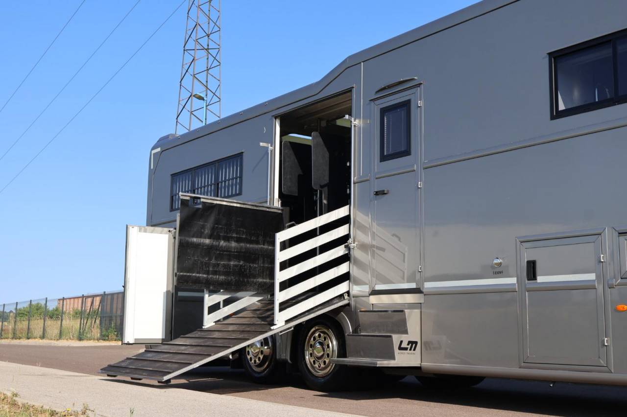 MERCES-BENZ ACTROS 26.40 AKX / 6 places pop-out