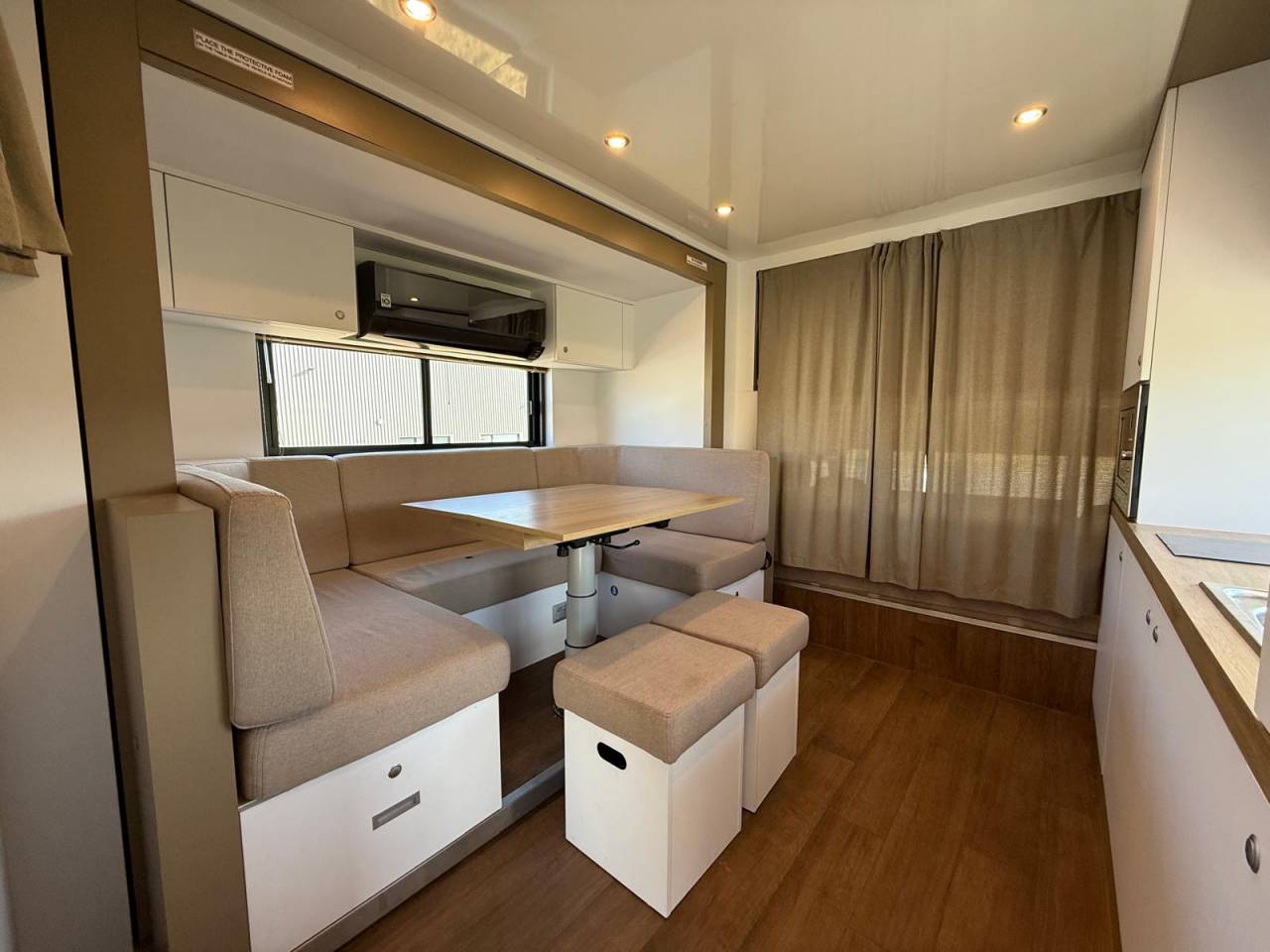 MERCES-BENZ ACTROS 26.40 AKX / 6 places pop-out