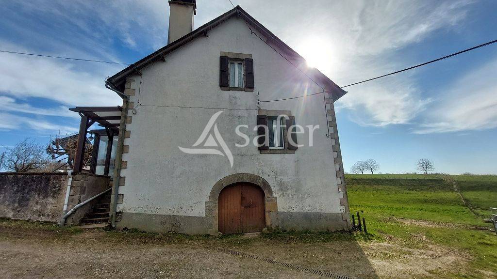 Propri&eacute;t&eacute; b&acirc;tie d'environ 22 ha pouvant convenir &agrave; divers pr