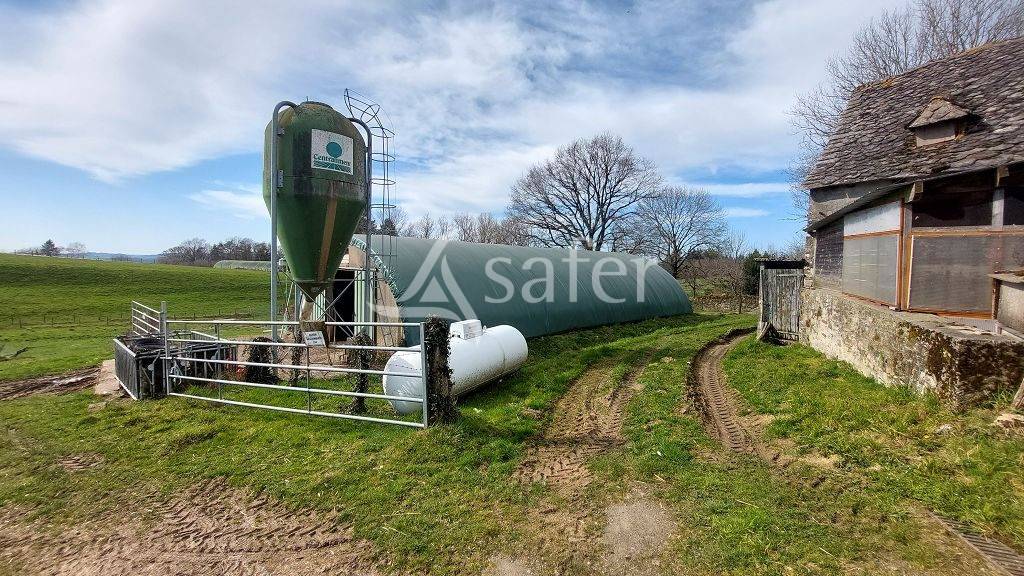 Propri&eacute;t&eacute; b&acirc;tie d'environ 22 ha pouvant convenir &agrave; divers pr