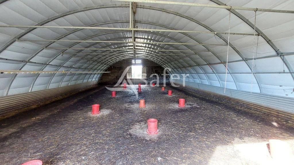 Propri&eacute;t&eacute; b&acirc;tie d'environ 22 ha pouvant convenir &agrave; divers pr