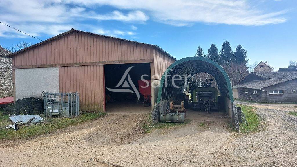 Propri&eacute;t&eacute; b&acirc;tie d'environ 22 ha pouvant convenir &agrave; divers pr