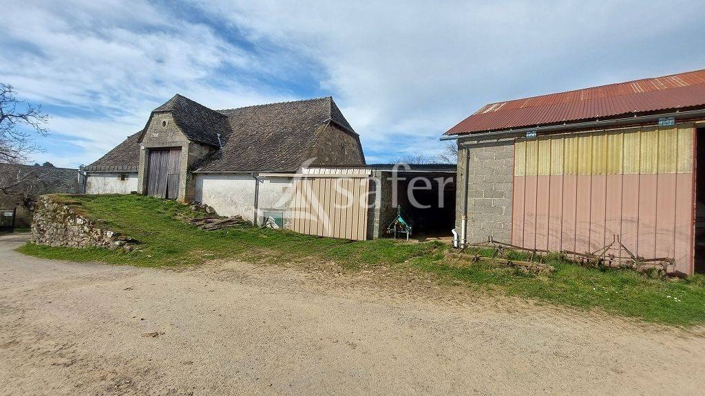 Propri&eacute;t&eacute; b&acirc;tie d'environ 22 ha pouvant convenir &agrave; divers pr