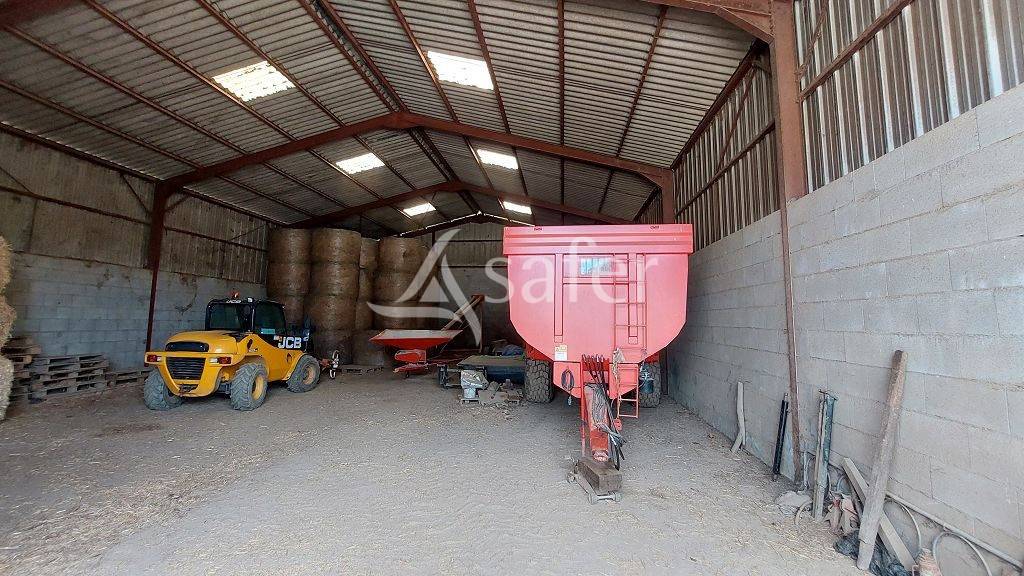 Propri&eacute;t&eacute; b&acirc;tie d'environ 22 ha pouvant convenir &agrave; divers pr