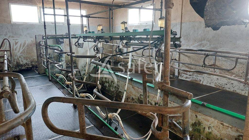 Propri&eacute;t&eacute; b&acirc;tie d'environ 22 ha pouvant convenir &agrave; divers pr