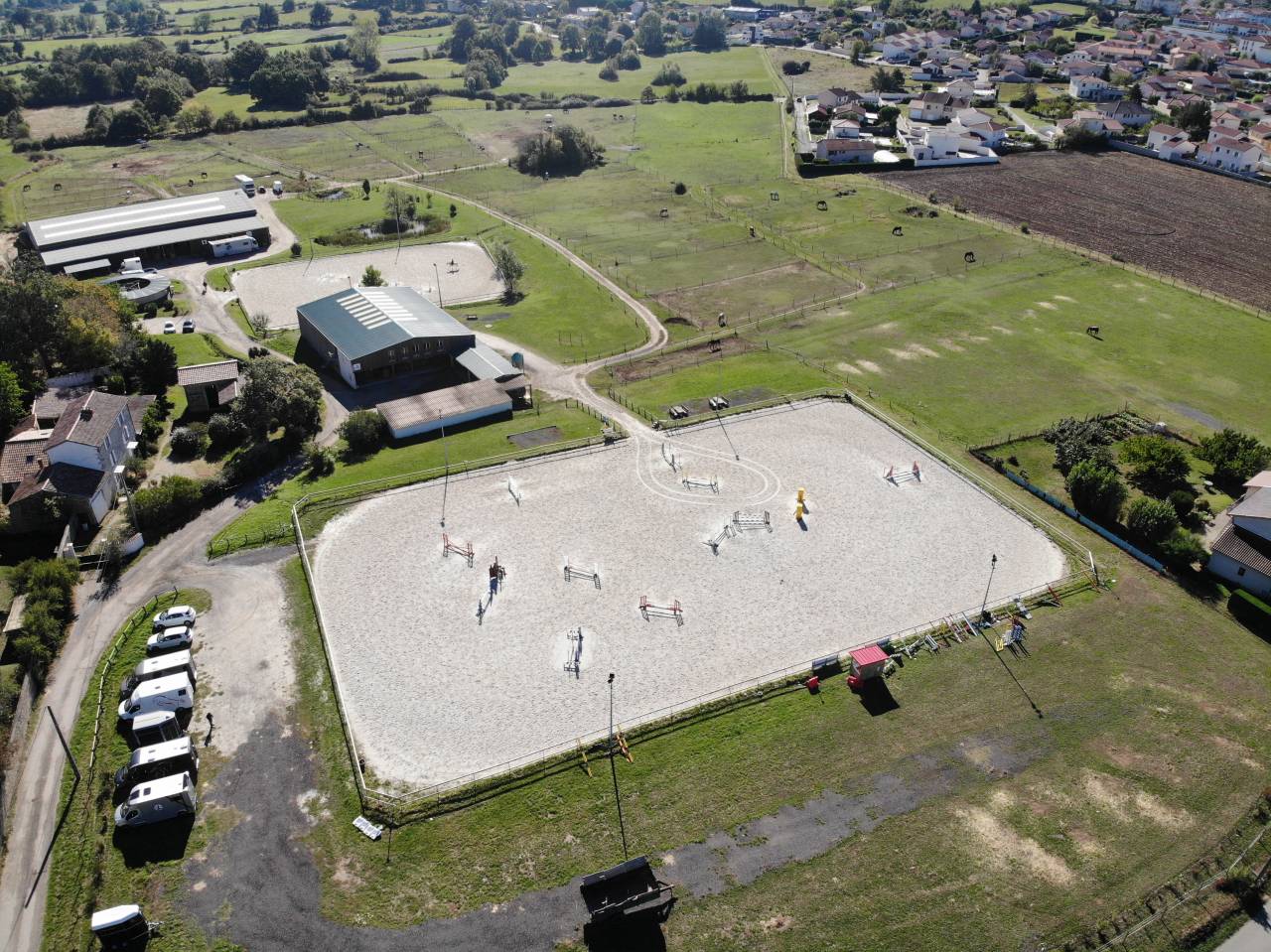 ESCURIE DE SPORT EN ACTIVITE - AUX PORTES DE LYONS - 