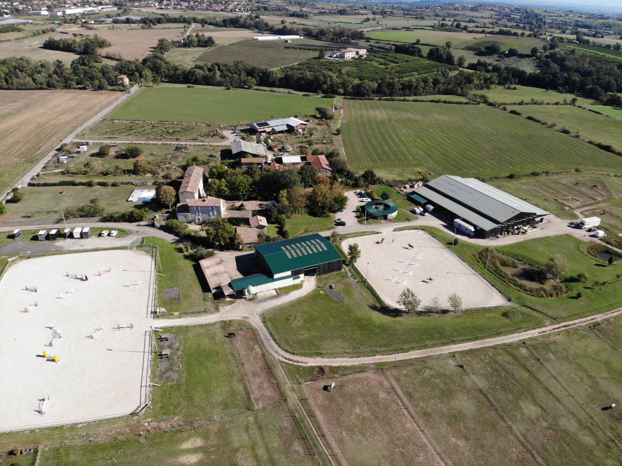 ESCURIE DE SPORT EN ACTIVITE - AUX PORTES DE LYONS - 